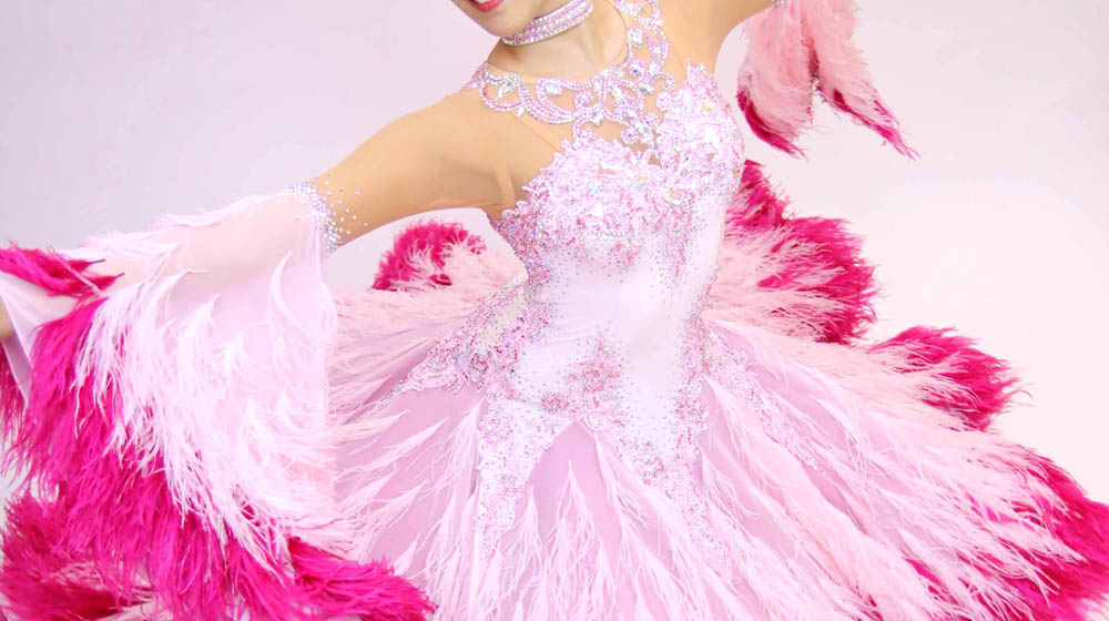 羽根がゴージャスなピンクのスタンダードドレス