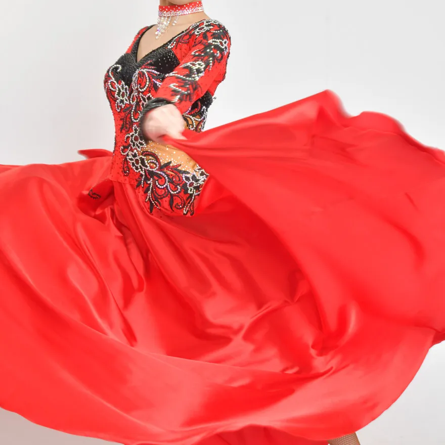 赤の社交ダンス衣装・ドレス、パソドブレ用ドレス